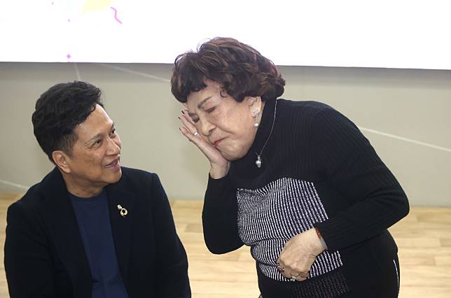 87歲周遊躺手術室10小時！取出臉頰硬邦邦矽膠回春30歲