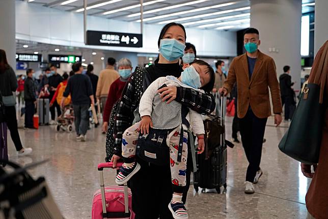 武漢肺炎爆發，市民戴口罩防疫。