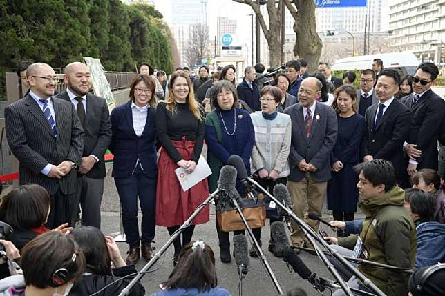 日本13對同性情侶於情人節提出訴訟，指現行法律制度違反憲法規定之婚姻自由。（美聯社）