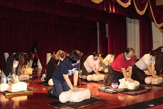 中華醫大新生訓練，校長孫逸民（前右二）帶領新生完成CPR考驗。（記者黃文記攝）