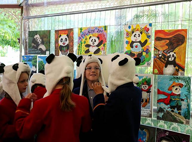 Children attend a farewell reception for giant pandas Wang Wang and Fu Ni in Adelaide, Australia, Nov. 14, 2024. (Xinhua/Ma Ping)