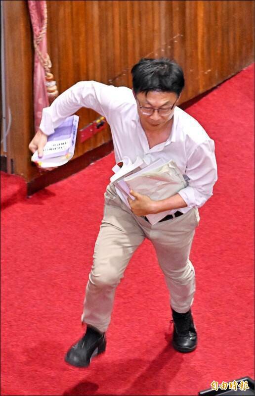 民進黨立委郭國文奪走立院秘書長周萬來手上的文件。(資料照)