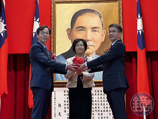 台北地院新任院長何信慶（右）今正式上任，從監交人高等法院院長高金枝（中）台北地院代理院長黃柄縉（左）手中接下印信。