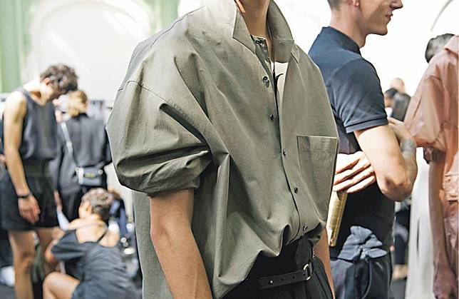 2019春夏男裝潮流，不乏款式獨特的恤衫設計，如Cerruti 1881便以束袖設計為特點。（IMAXtree提供）