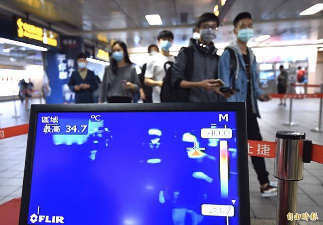 台北捷運公司今日起，在捷運台北車站2號出口試辦紅外線熱顯像儀，即時偵測旅客體溫。(記者簡榮豐攝)