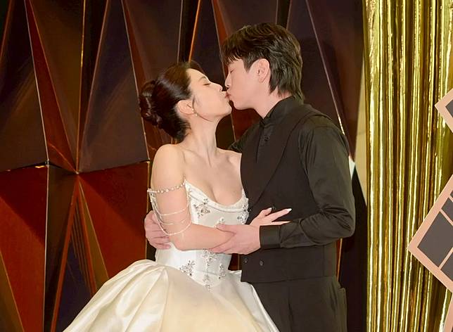 直擊／白家綺、吳東諺豪砸400萬補辦婚宴　7歲兒驚問「何時離婚」