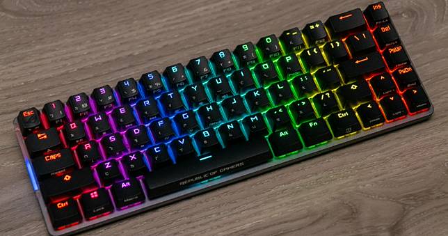 華碩ROG Falchion 65%無線三模鍵盤動手玩：功能完善、精巧好攜帶