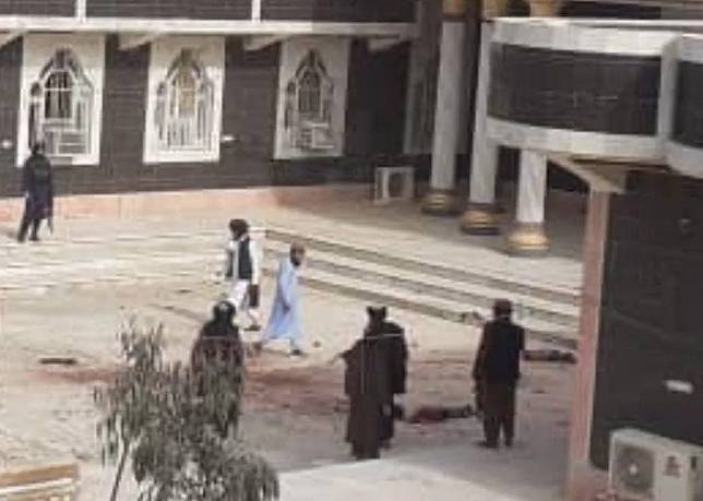 阿富汗西南部尼姆魯茲省省長辦公室於當地時間14日下午發生自殺式炸彈攻擊，2名炸彈客遭擊斃。（圖／翻攝自社群平台X）
