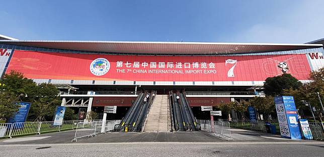 This photo shows the National Exhibition and Convention Center (Shanghai), the main venue for the 7th China International Import Expo (CIIE), in east China's Shanghai, Nov. 4, 2024. (Xinhua/Yin Gang)