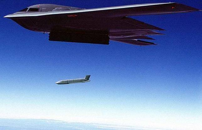 美軍B-2匿蹤轟炸機成功試射AGM-158B「聯合空對地遠距攻擊飛彈增程型」(JASSM-ER)。(取自美國空軍官網)