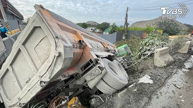 曳引車摔落堤防，駕駛死亡。（圖／TVBS）