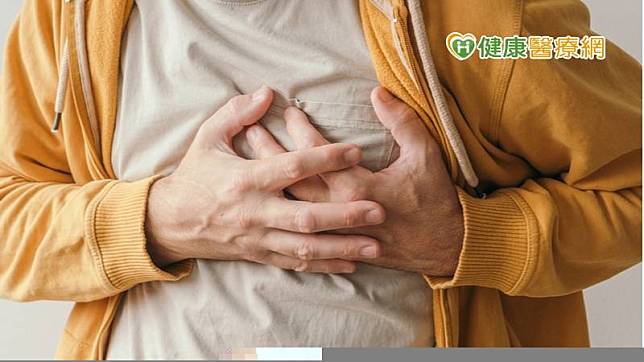 「主動脈剝離」最典型的症狀就是強烈胸痛，疼痛感會順著血流剝離向下延伸，從前胸轉移到背痛，而且隨著剝離的位置不同，會有不同的部位產生疼痛。