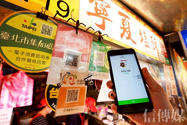 衛福部食藥署近日公告修法，明定食品從業人員調理食品時不能同時或接續接觸金錢。（圖片來源／信傳媒編輯部）
