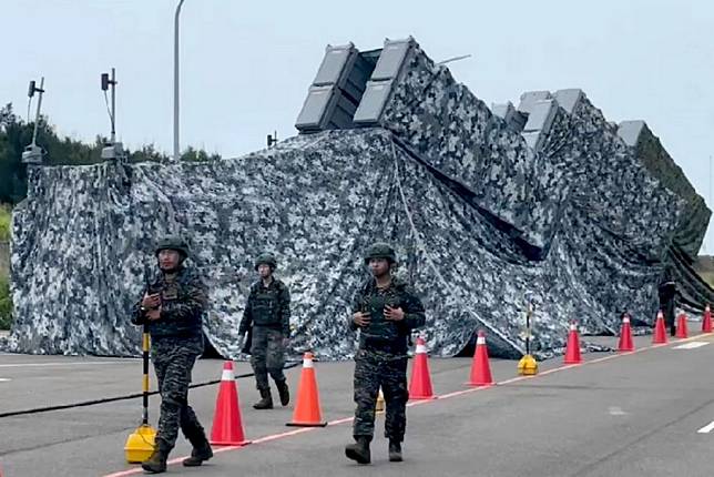 大陸發動圍台軍演，國軍協同海巡署等單位各地備戰，台中港出現國軍雄二、雄三飛彈車，格外引人注目。（記者陳金龍翻攝）