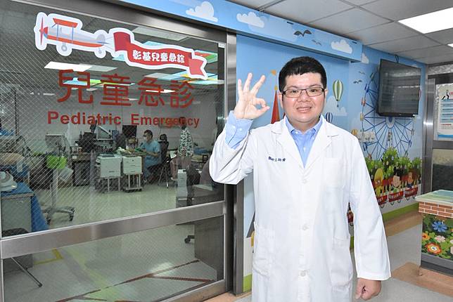 醫師王柏渝提醒家長，腸病毒小朋友飲食3原則：吃軟的、流質的、冰的，比較容易入口。（記者曾厚銘攝）