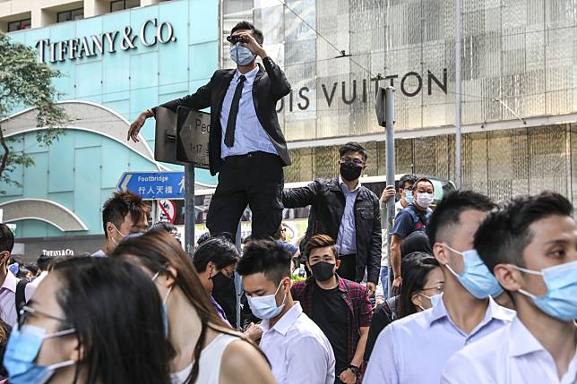 Luxury retailers are seeing booming sales in mainland as anti-government protests hurt tourist traffic in Hong Kong. Photo: K. Y. Cheng