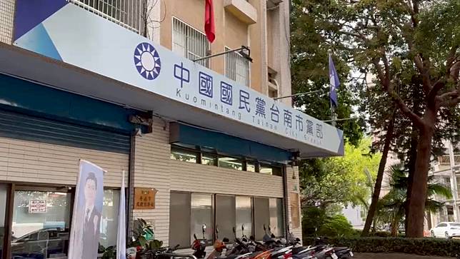 罷免立委案發現有往生者連署，國民黨台南市黨部遭搜索。民眾提供