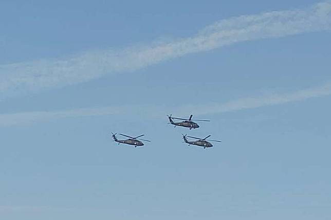 空軍14日於嘉義基地舉行救護隊UH-60M黑鷹直升機成軍暨S-70C-1型直升機除役典禮。（取自立委陳明文臉書）