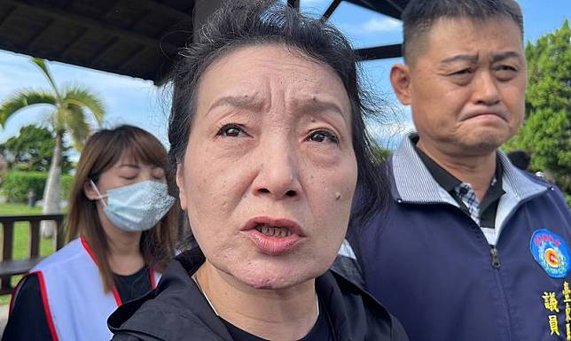 台東11月大女嬰疑遭生母和同居人施虐死亡。兒童權 益促進協會創會理事長王薇君（前中）19日在台東殯儀館召開記者會，嚴厲譴責凶手，強調「兒虐絕對是零容忍」，質疑台東縣政府社會處是否有確實訪視。 中央社記者盧太城台東攝 112年10月19日  
