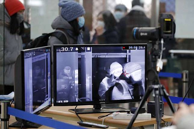 武漢肺炎疫情持續，南韓仁川機場為往來旅客檢測體溫。（美聯社）