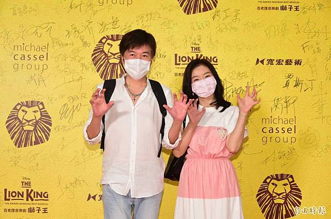 台語歌王洪榮宏(左)與有愛妻張瀞云，朝聖百老匯音樂劇《獅子王》。(記者胡舜翔攝)