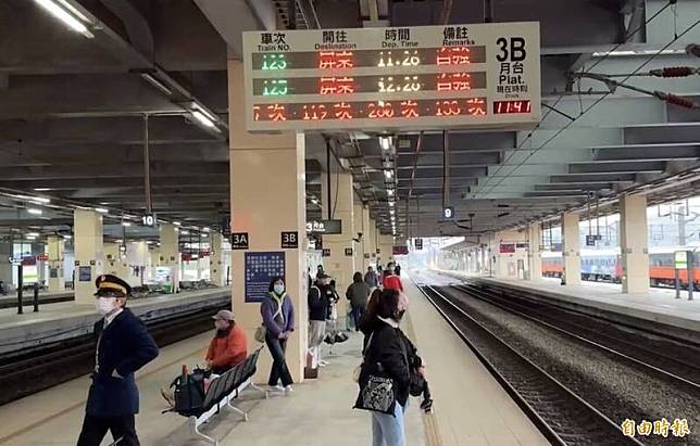 台鐵轉轍器故障列車延誤，旅客在月台上苦等，直說好冷。(記者盧賢秀攝)