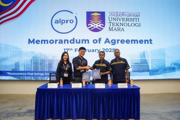 (From left: Mindy Leong (Branding Manager of Alpro Pharmacy); Ostwin Paw ( CEO of Alpro Foundation); Professor Dato. Dr. Yamin bin Yassin (Rector of UiTM Negeri Sembilan); Prof. Dato Dr. Abu Bakar Abdul Majeed (Dean of the Faculty of Pharmacy in UiTM) )