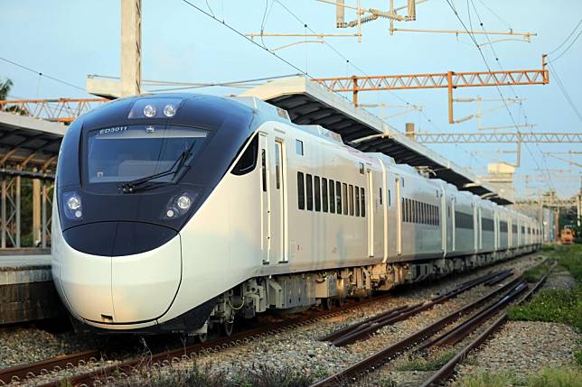 為因應元旦連假期間台東返鄉旅客之需求，台鐵局再加開台北至台東間共6列次EMU3000型列車。（取自台鐵局臉書）