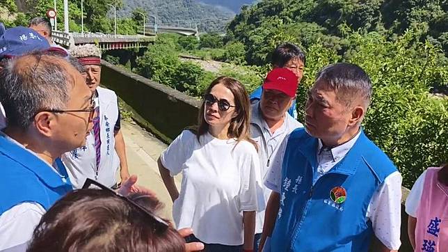 苗栗縣長鍾東錦與立委高金素梅到場勘查災情。民眾提供