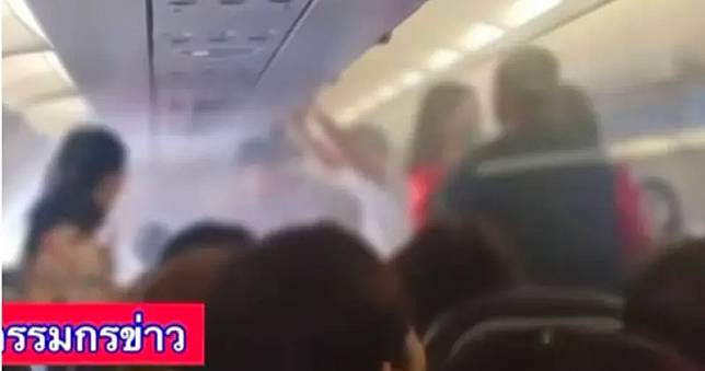 ▲亞洲航空（AirAsia）一架從曼谷起飛預計飛往那空是貪瑪叻府（Nakhon Si Thammarat）的A320班機，發生行動電源爆炸意外。（圖／Facebook／สรยุทธ สุทัศนะจินดา กรรมกรข่าว）