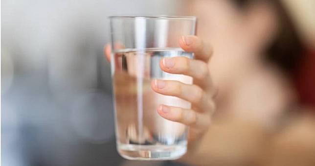 6種喝水方式超NG！醫曝「這物吞下肚」恐發胖、罹癌