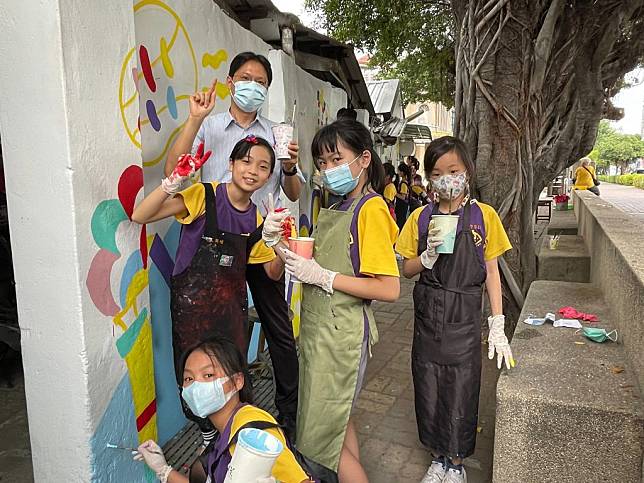 立人國小美術班學童動手彩繪校園圍牆。（記者施春瑛攝）