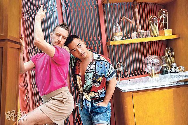 變裝文化——Drag Jam其中兩個負責人Wilson（右）及其德國裔伴侶Gabor（左），早前在逸東酒店舉辦變裝工作坊，二人展示其drag up角色常擺出的pose。（朱安妮攝）