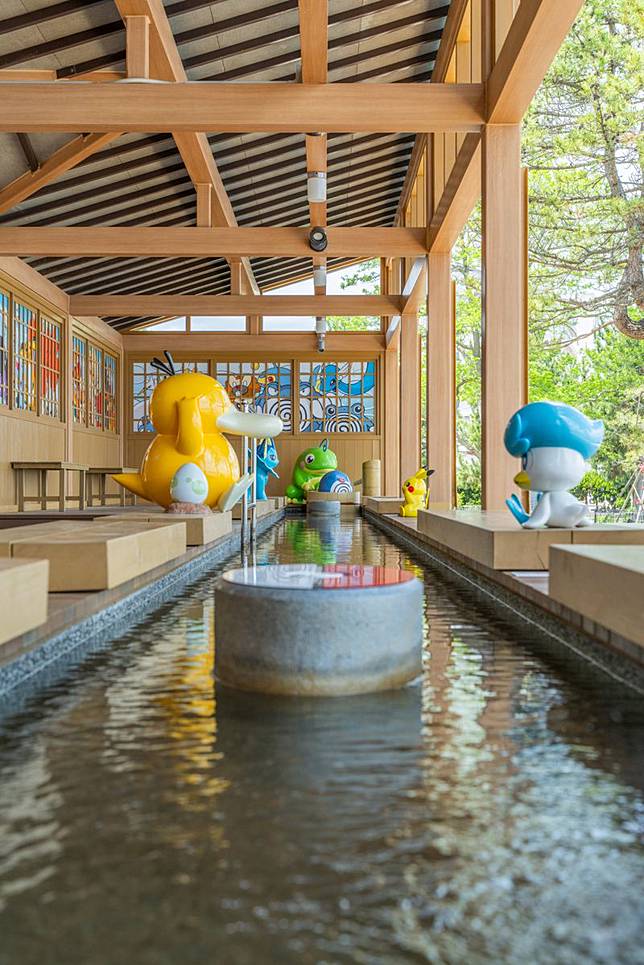 皮卡丘與7隻水屬性寶可夢與大家一起泡足湯。（翻攝自石川県の観光／旅行サイト）