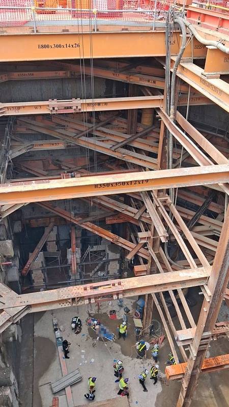 桃園市八德區捷運工程28日發生工安意外，50歲泰國 籍男移工遭挖土機手臂撞擊頭部，送醫傷重不治。 中央社