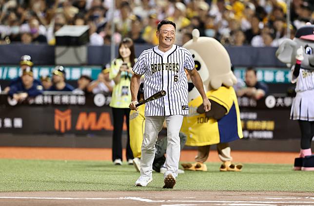 中信兄弟隊在台北大巨蛋舉辦「阪神甲子園球場日」，「平成鐵人」金本知憲擔任開球打者。記者許正宏／攝影