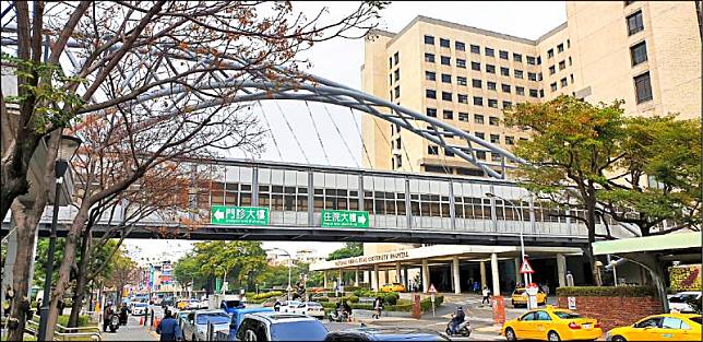 成大醫院連接住院大樓與門診大樓的二樓天橋，將於1月22日起封閉禁止人員通行。(記者王俊忠翻攝)