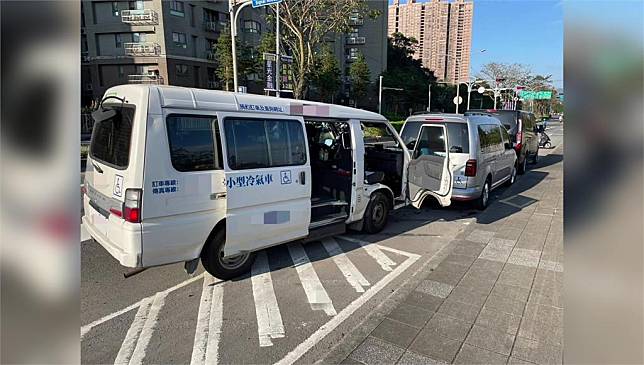 日前一輛復康巴士行經新北市汐止區，擦撞路旁2輛汽車，警方獲報到場處理。圖／台視新聞