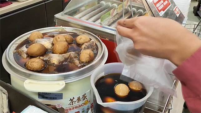 女子不慎掉1元進超商茶葉蛋電鍋裡，霸氣買下整鍋66顆蛋。圖／台視新聞（非當事畫面）