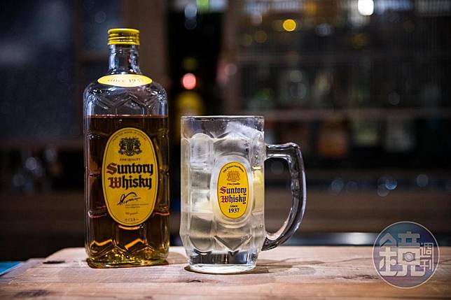角High的製作重點就是先輕擠檸檬角入杯，再以威士忌1、碳酸水4的比例調製。
