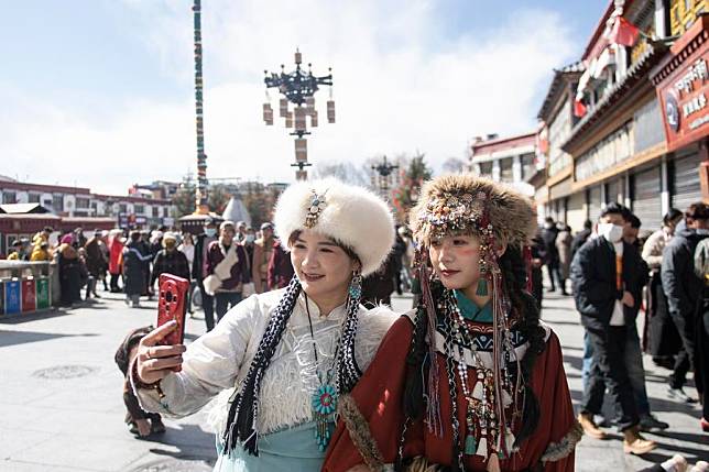 People visit the Barkhor Street in Lhasa, southwest China's Xizang Autonomous Region, Feb. 11, 2024. (Xinhua/Sun Ruibo)