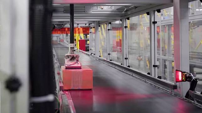 沃爾瑪的貨品正在貼上膠帶、標籤。圖片來源：取自 Walmart Marketplace。