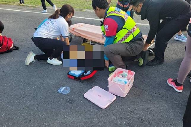 二林鎮伯立歐公益馬拉松上午舉行，9歲男童跟參賽的父親陪跑，卻遭汽車撞擊送醫不治。（彰化消防局提供）