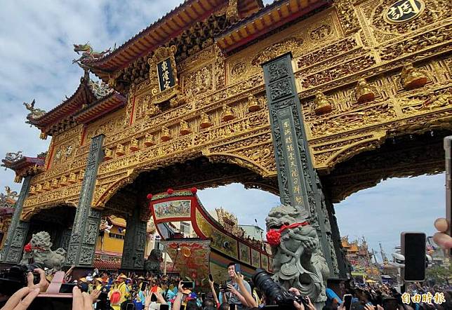 東港迎王祭典，王船遶境經過黃金牌樓，場面熱烈。(記者葉永騫攝)