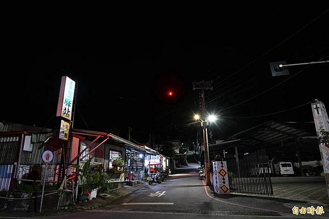 部落居民表示，從笠頂山佳義村聚落舉目向山這座十字架，就像是神(耶穌)守護著我們。(記者李惠洲攝)