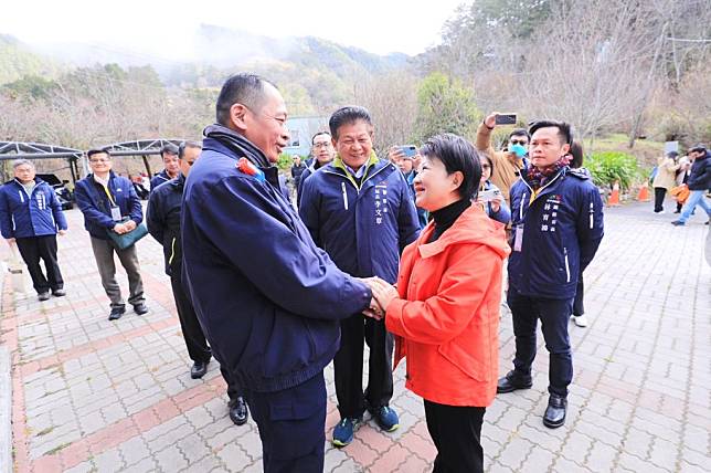 盧秀燕昨日率市府團隊趁年前到和平區勝光派出所，慰勞員警感謝堅守崗位。（記者陳金龍攝）