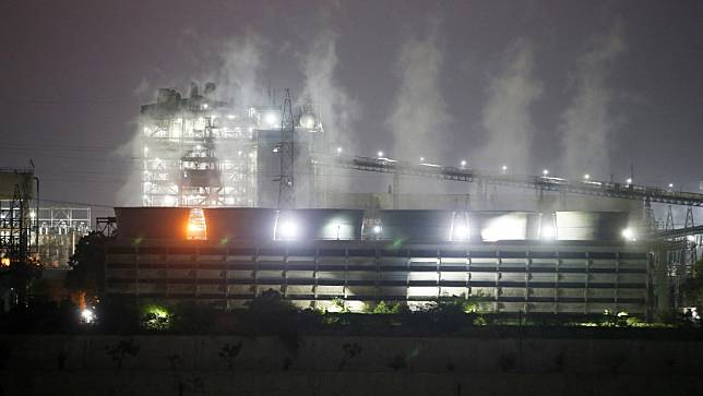 圖為2021年10月所攝，印度阿默達巴德的一座燃煤發電廠。路透社