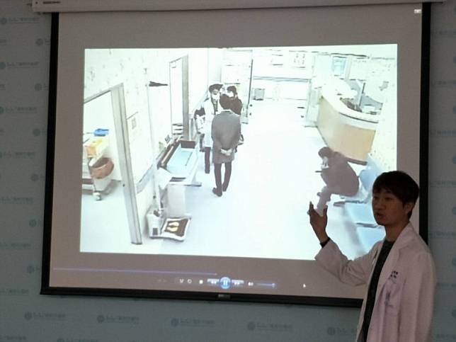 醫療同業提供給童綜合急診部主任魏智偉，該男子(背影者)在他處行騙的身影。(記者歐素美翻攝)