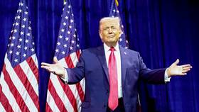 美國總統川普在華府甘迺迪中心對著共和黨籍國會議員信心喊話。路透社