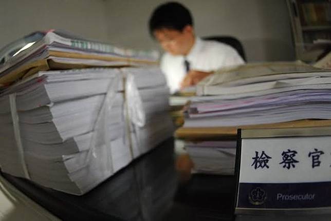 彰化某國小附幼楊姓主任涉嫌巧立名目收錢，還夥同母親假冒助理員虛報薪資，檢察官依貪污、詐欺、洗錢及商業會計法等罪嫌，起訴這對貪婪的母子。示意圖、非當事人